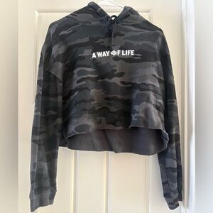 A Way of Life Women's Camouflage Cropped Hoodie - Black